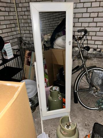Witte sieradenkast met spiegel deur beschikbaar voor biedingen