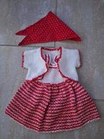 Handgemaakt poppenjurkje met jasje en hoofddoek, Verzamelen, Poppen, Ophalen of Verzenden, Zo goed als nieuw, Kleertjes