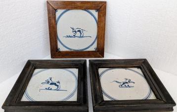 Set van 3 antieke Delfts-blauwe springertjes in houten lijst beschikbaar voor biedingen