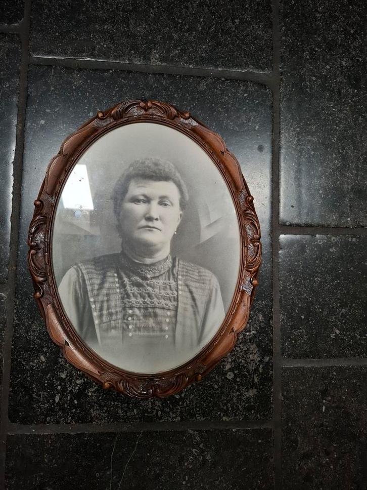 tk: grote, sfeervolle, nostalgische ovale HOUTEN FOTOLIJST, Audio, Tv en Foto, Fotografie | Fotolijsten, Gebruikt, Ophalen of Verzenden