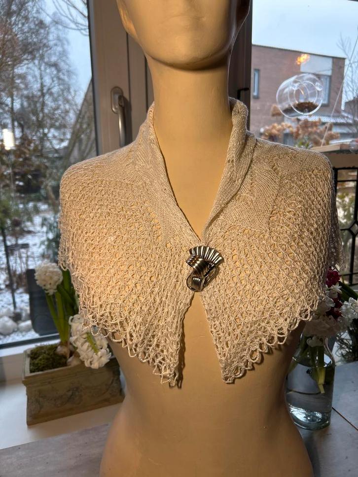 Mooie handgemaakte gehaakte stola sjaal met gratis broche, Kleding | Dames, Mutsen, Sjaals en Handschoenen, Zo goed als nieuw