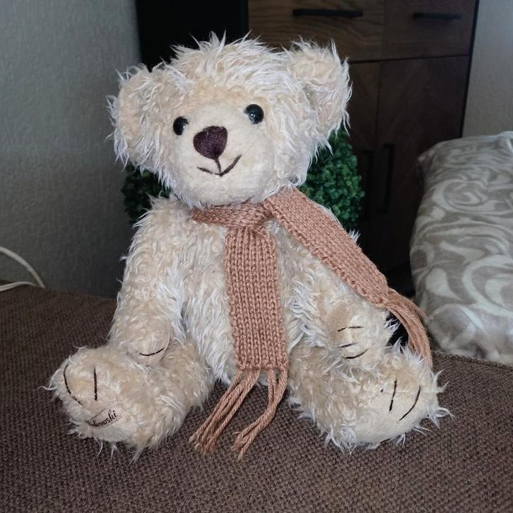 Bukowski design beweegbare beer met sjaal., Verzamelen, Beren en Cherished Teddies, Zo goed als nieuw, Stoffen beer, Overige merken