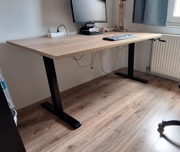 Zit/sta bureau beschikbaar voor biedingen