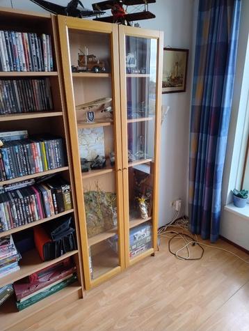 2 x Houten Vitrine kasten beschikbaar voor biedingen