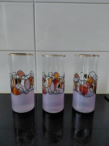 Vintage handgeschilderde glazen beschikbaar voor biedingen