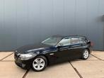 BMW 5-Serie 520I 135KW Touring Aut8 2012 Zwart, Auto's, BMW, Origineel Nederlands, Te koop, 5 stoelen, Benzine