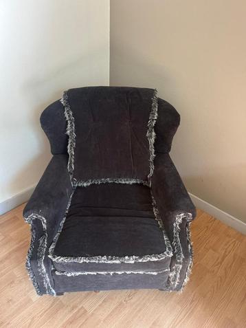 Comfortabele stoffen fauteuil beschikbaar voor biedingen