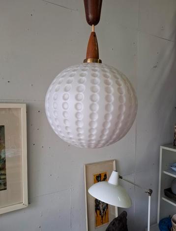 Vintage lamp glas en teak midcentury pendant beschikbaar voor biedingen