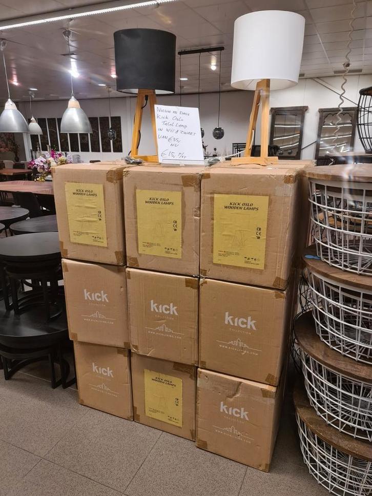 Nieuwe kick collectie tafellamp Oslo in wit of zwart nu €15, Huis en Inrichting, Lampen | Tafellampen, Nieuw, 50 tot 75 cm, Hout