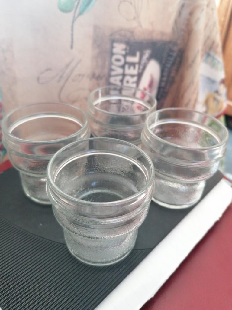 Set van 4 glazen merk KLM ongeveer 6 en half cm hoog. Vintag, Ophalen of Verzenden