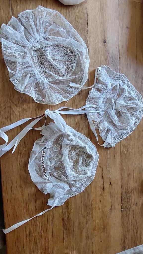 3 mooie kanten mutsjes, Antiek en Kunst, Antiek | Kleding en Accessoires, Ophalen of Verzenden
