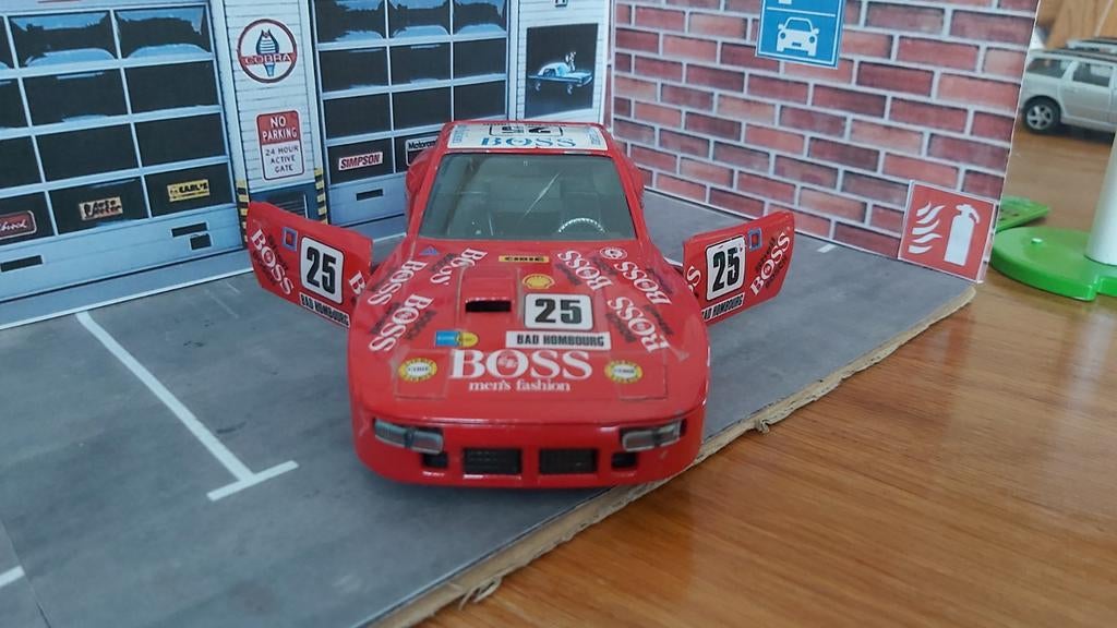 Porsche 924 Turbo BOSS schaalmodel - Rood, Hobby en Vrije tijd, Modelauto's | 1:18, Ophalen of Verzenden, Gebruikt, Auto, Bburago
