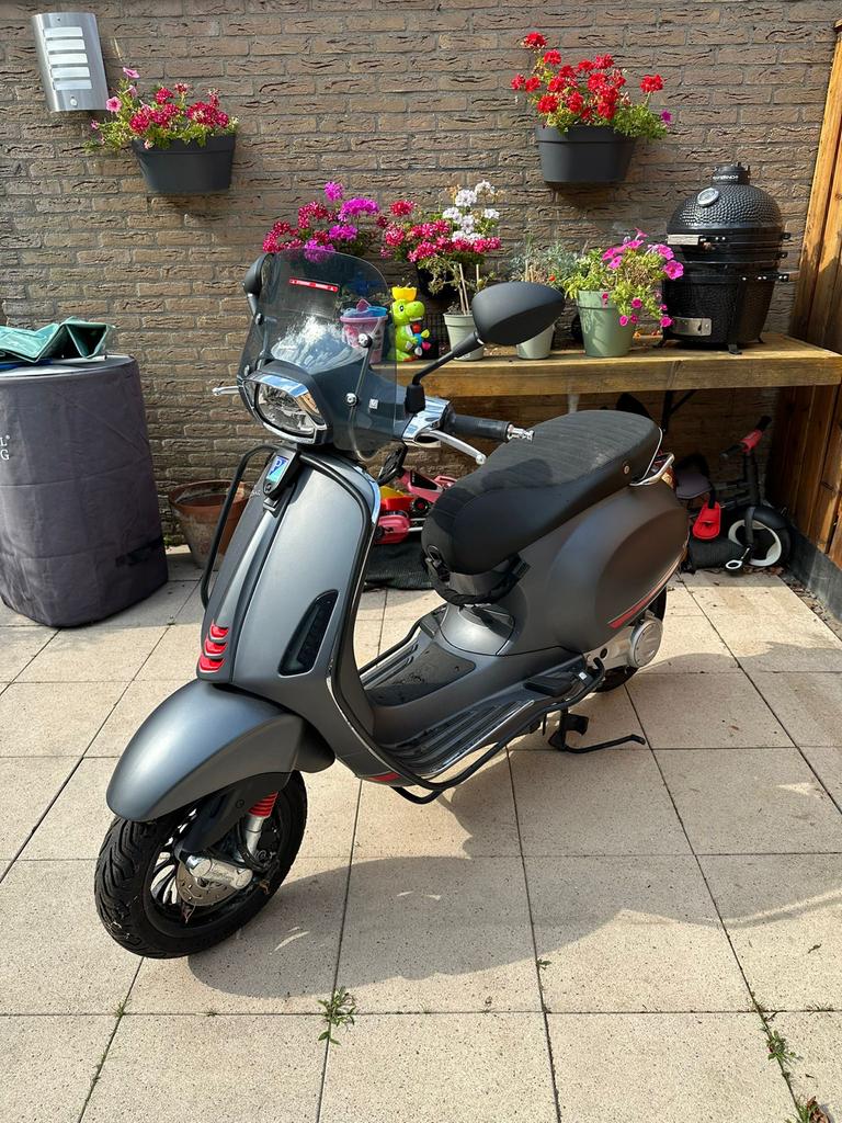 Vespa Sprint (geel kenteken), Fietsen en Brommers, Scooters | Vespa, Ophalen, Maximaal 45 km/u, Vespa S, Zo goed als nieuw