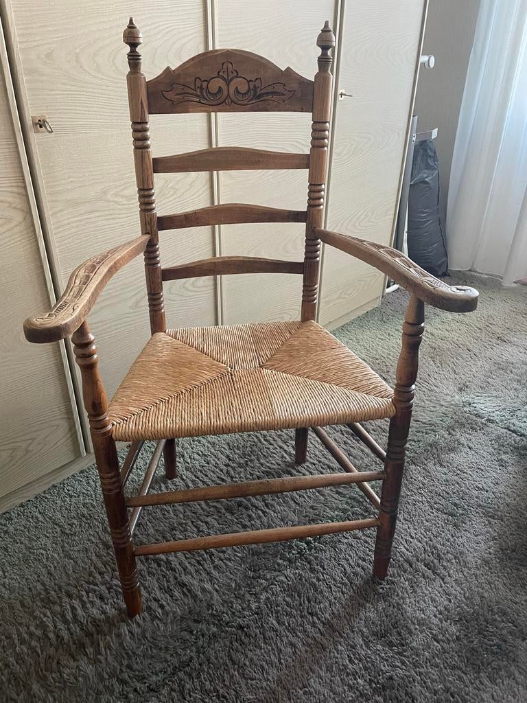 Antieke houten stoel met rieten zitting en houtsnijwerk, Antiek en Kunst, Antiek | Meubels | Stoelen en Banken, Ophalen