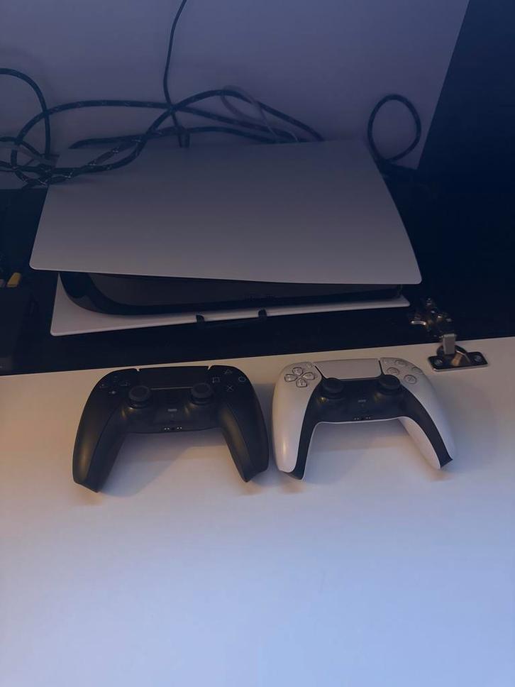 PS5 Digitaal met 2 controllers en 1TB extra opslag, Spelcomputers en Games, Spelcomputers | Sony PlayStation 5, Gebruikt, Playstation 5 Digital