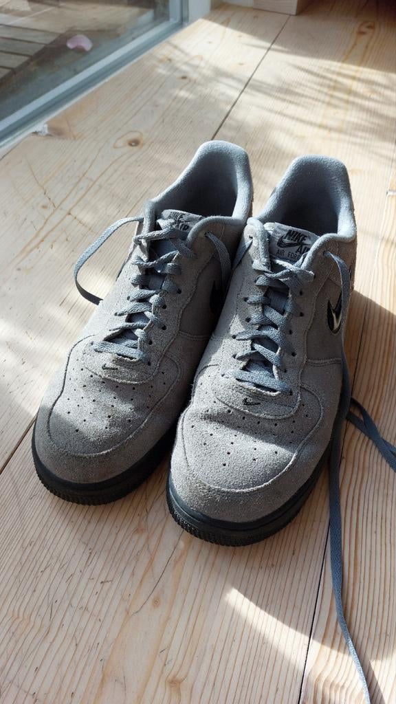 Nike Air Force 1 grijs suede zwarte zool maat 45, Overige kleuren, Nike, Ophalen of Verzenden, Sneakers of Gympen