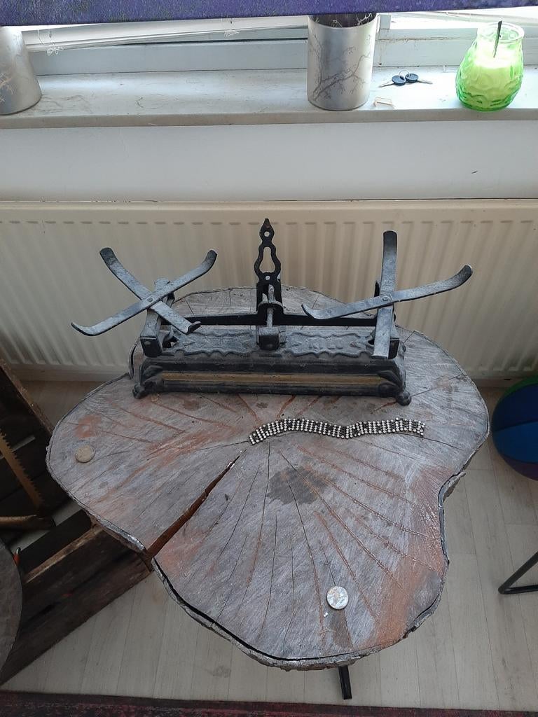 Oude ijzeren balansweegschaal, Ophalen