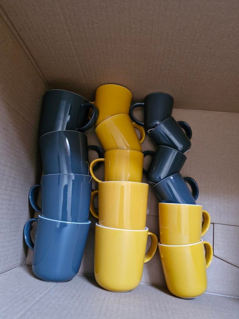 Set van 15 HEMA mokken - grijs en oker geel, Ophalen of Verzenden, Zo goed als nieuw, Effen, Kop(pen) en/of Schotel(s)