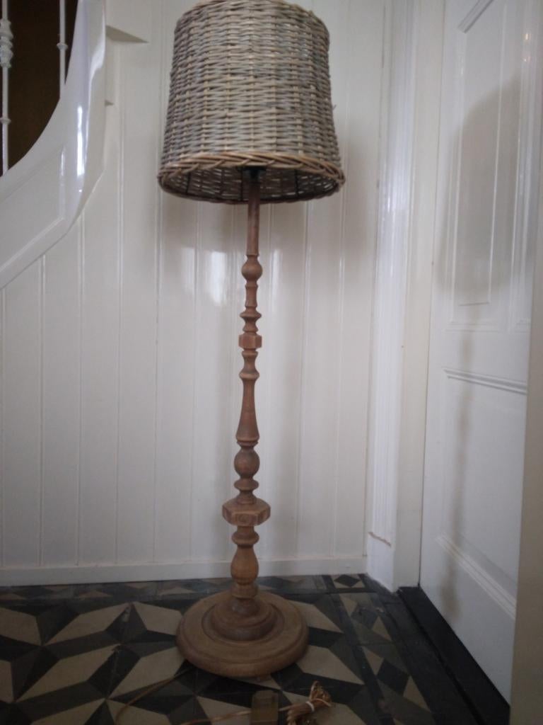 Brocante houten vloerlamp staande lamp rieten lampenkap, Ophalen of Verzenden, Zo goed als nieuw, Hout, Stoer sober vintage landelijk brocante