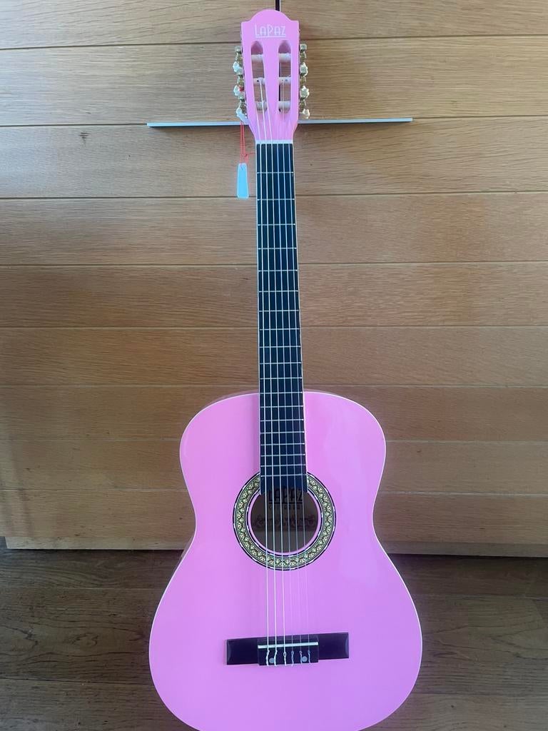 La paz Gitaar, roze inclusief muziekstandaard, Ophalen, Zo goed als nieuw, Klassieke of Spaanse gitaar