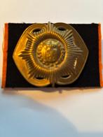 Oud baret embleem van Heutsz met pin sluiting, Verzenden, Landmacht, Nederland, Kleding of Schoenen