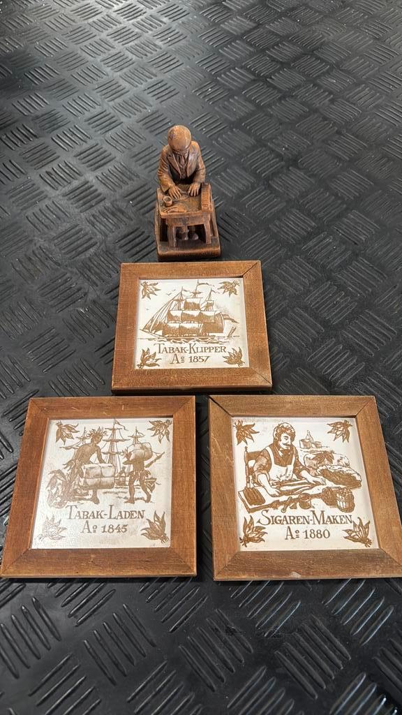 Reclame tegels Agio Sigaren + reclame beeldje van La Paz, Verzamelen, Rookartikelen, Aanstekers en Luciferdoosjes, Gebruikt, Tabaksdoos of Verpakking