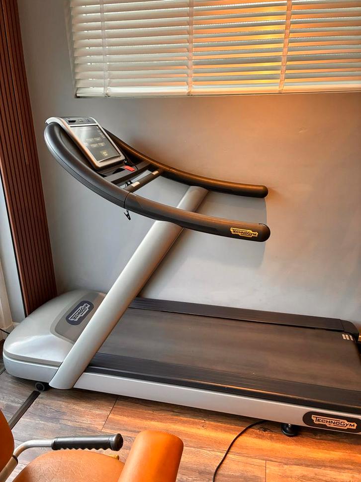 Technogym loopband, Sport en Fitness, Fitnessapparatuur, Gebruikt, Loopband, Benen, Metaal, Ophalen