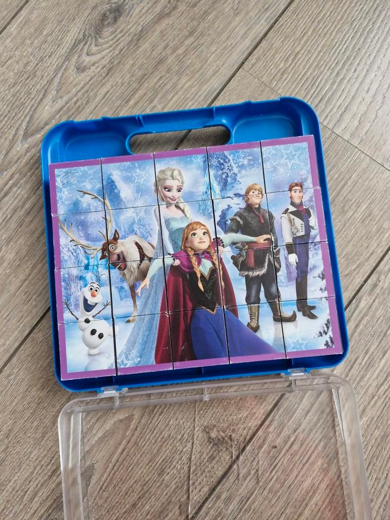 Frozen puzzel blokken met doos, Gebruikt, 10 tot 50 stukjes, Ophalen of Verzenden, Van hout