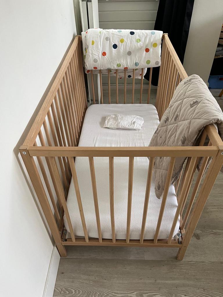 Kinderbedje Ikea met toebehoren, Ophalen of Verzenden, Zo goed als nieuw, Ledikant