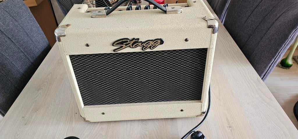 te koop versterker  15 watt, Muziek en Instrumenten, Versterkers | Bas en Gitaar, Ophalen of Verzenden, Gebruikt, Minder dan 50 watt