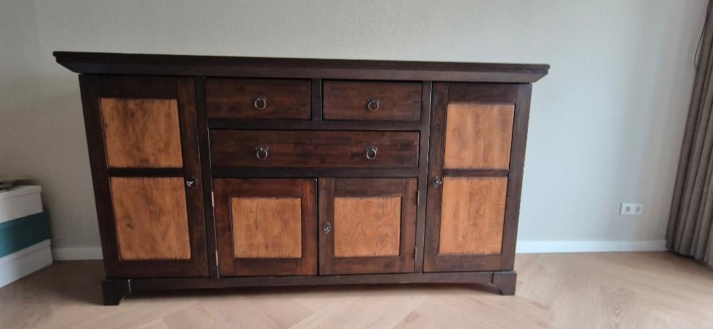 Klassiek dressoir - tijdloze, warme uitstraling, Huis en Inrichting, Kasten | Dressoirs, Ophalen, Gebruikt, Met deur(en), Klassiek dressoir in 2 kleuren.