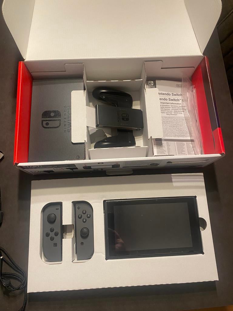Nintendo Switch grijs/zwart 2021 + accessoires, Spelcomputers en Games, Spelcomputers | Nintendo Switch, Ophalen, Zo goed als nieuw