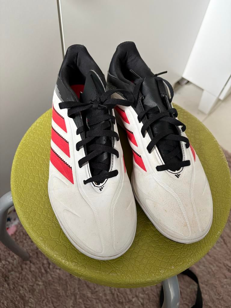 Zo goed als nieuwe Adidas zaalschoenen/gymschoenen maat 42, Ophalen of Verzenden, Zo goed als nieuw, Wit, Sportschoenen