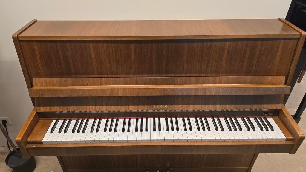 Petrof piano model 115 II bruin notenkleur, z.g.a.n., Muziek en Instrumenten, Piano's, Ophalen of Verzenden, Zo goed als nieuw
