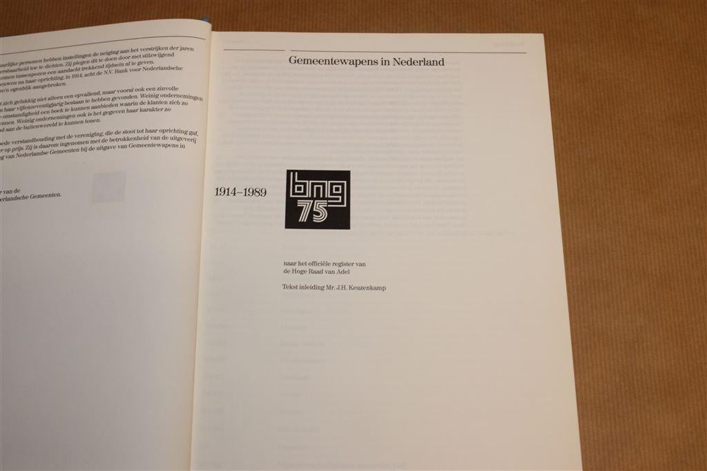 Gemeentewapens in Nederland. 1914-1989., Ophalen of Verzenden, Tweede Wereldoorlog, Zo goed als nieuw, Overige onderwerpen
