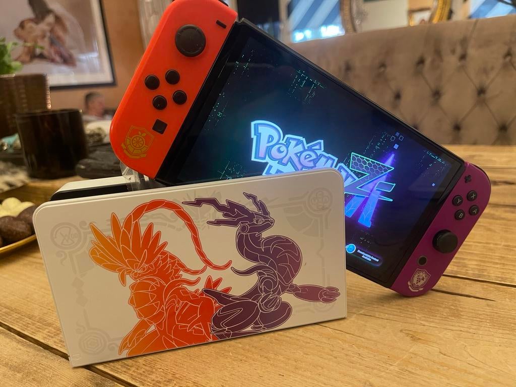Nintendo Switch OLED Pokémon Scarlet & Violet Editie, Ophalen of Verzenden, Zo goed als nieuw, Met 2 controllers, Switch OLED