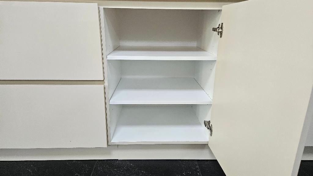 Showroomkeuken Magnolia hoogglans, met AEG apparatuur, Huis en Inrichting, Keuken | Keukenelementen, Ophalen, 200 cm of meer, Nieuw