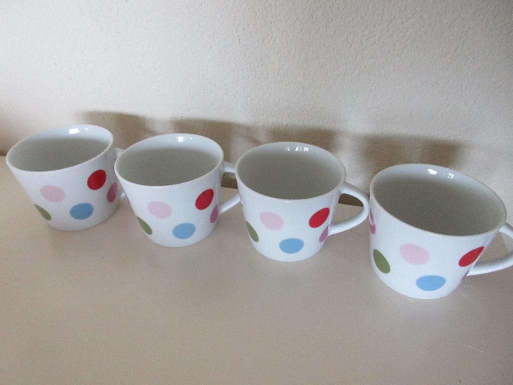 Yong vier kopjes polka dots, Ophalen of Verzenden, Zo goed als nieuw, Overige stijlen, Kop(pen) en/of Schotel(s)