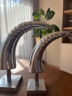 Zilverkleurige decoratieve koeienhoorns op standaard, Ophalen, Zo goed als nieuw