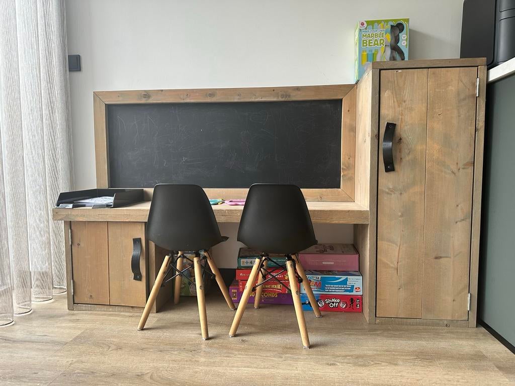 Houten, degelijk speelbureau met krijtbord en 2 stoeltjes, Kinderen en Baby's, Kinderkamer | Overige Meubels, Ophalen, Gebruikt