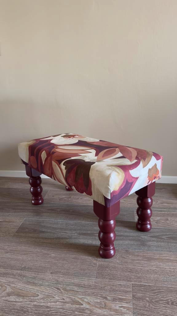 proef met Bordeaux rode poten, Huis en Inrichting, Banken | Voetenbanken en Poefen, Zo goed als nieuw, Rechthoekig, Hout, Ophalen