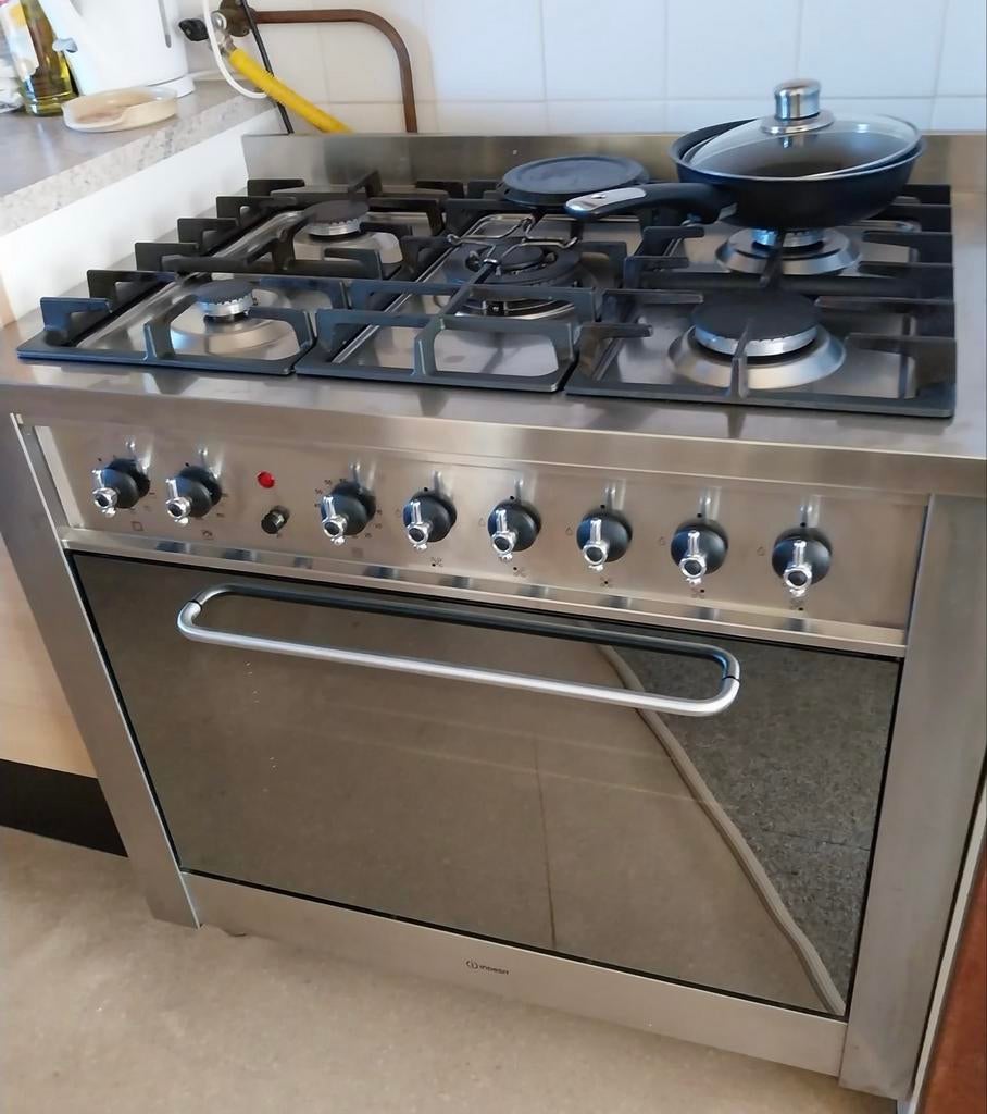 Indesit Vrijstaand Gasfornuis met Oven - RVS, Ophalen, Gebruikt, 60 cm of meer, Gas