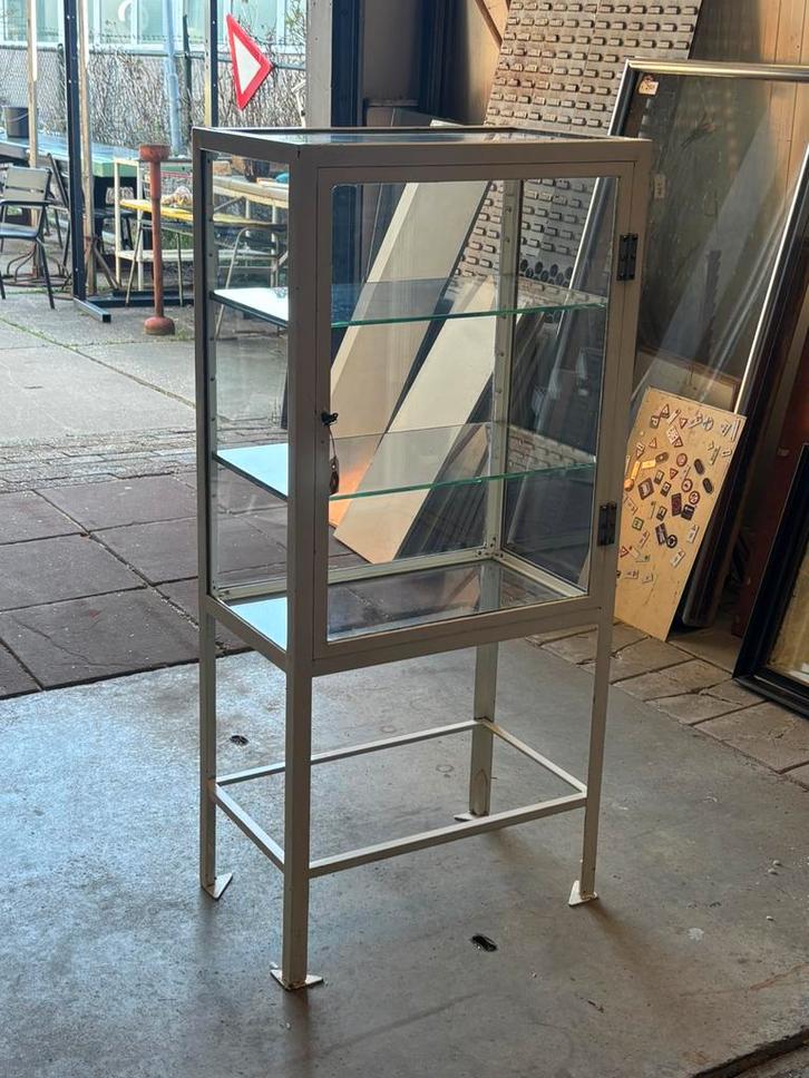 Vintage vitrinekast, Huis en Inrichting, Kasten | Vitrinekasten, Gebruikt, 100 tot 150 cm, 50 tot 100 cm, 25 tot 50 cm, Met deur(en)
