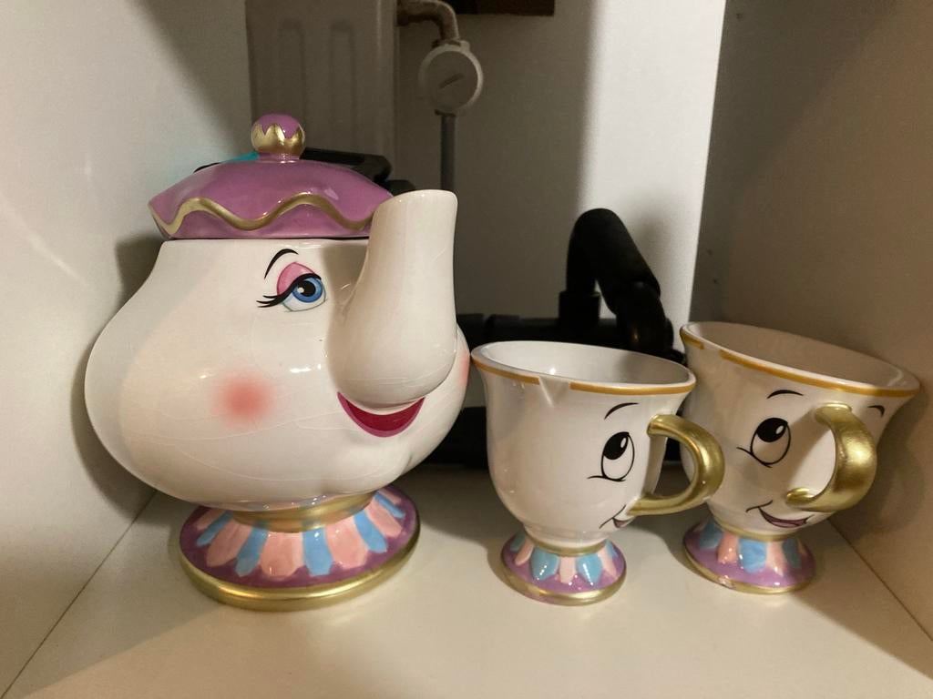 Belle en het Beest: Mevrouw Theepot en 2 kopjes, Huis en Inrichting, Keuken | Servies, Gebruikt, Keramiek, Ophalen of Verzenden