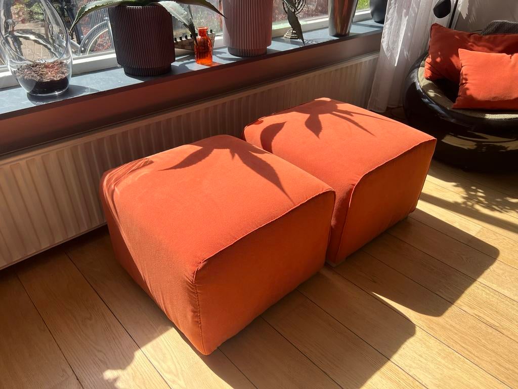 Set van 2 oranje poefs / hokkers - nieuwstaat!, Huis en Inrichting, Banken | Voetenbanken en Poefen, Ophalen, Zo goed als nieuw