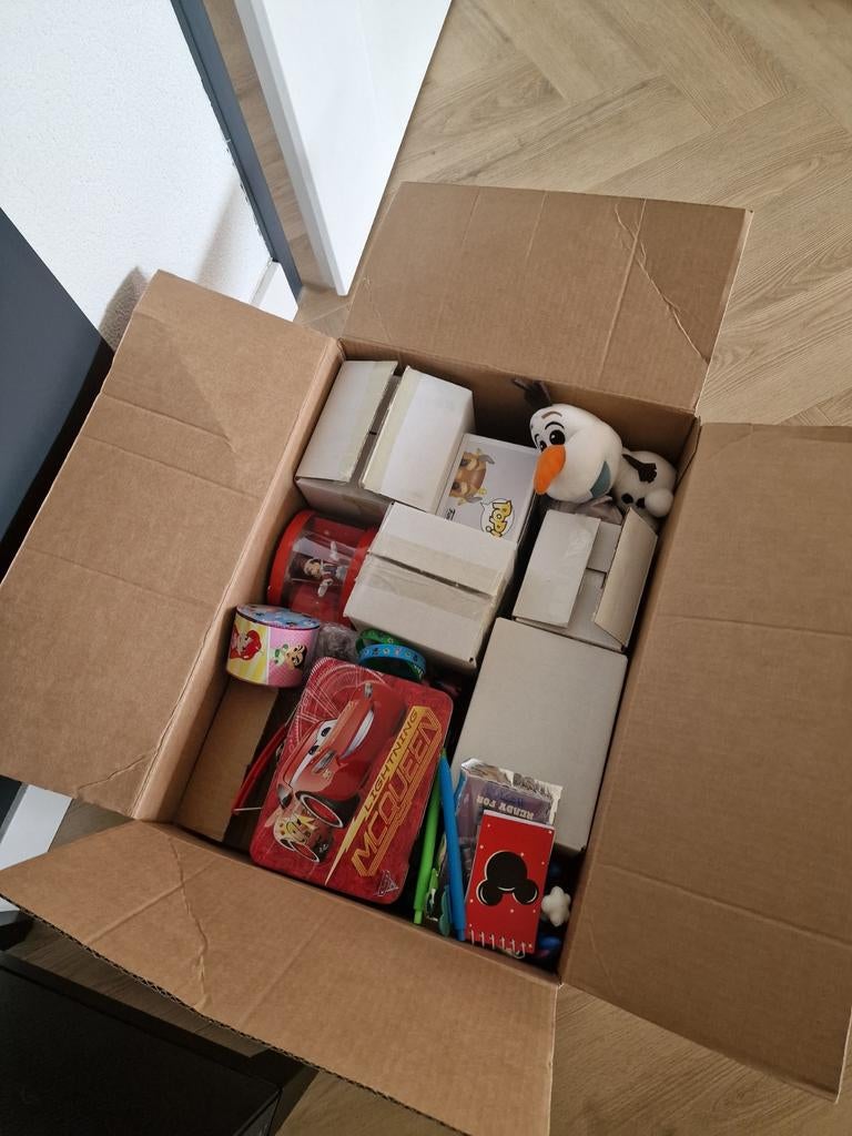 Doos vol Disney spullen: ornamenten, Funko Pop, glazen, Ophalen