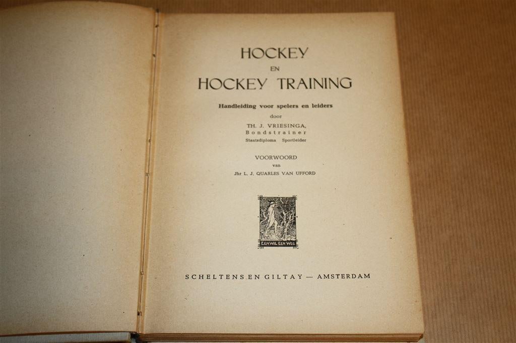 Hockey en Hockey training. Vriesinga. 1948, Ophalen of Verzenden, Gelezen, Watersport en Hengelsport