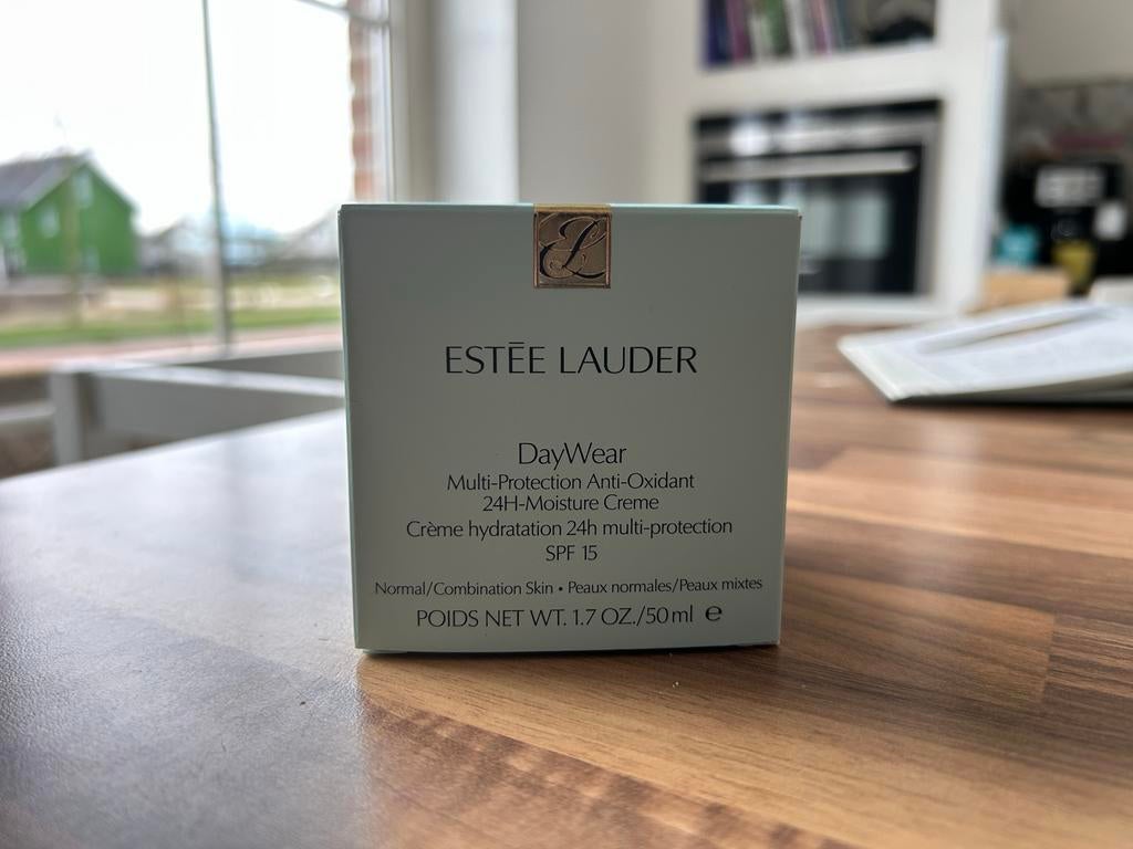 Estée Lauder DayWear 50ml - Nieuw in doos!, Overige kleuren, Gehele gezicht, Nieuw, Ophalen of Verzenden