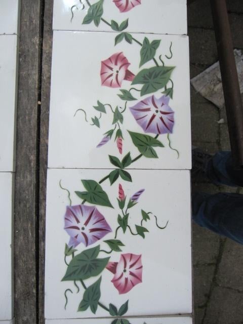 13 stuks antieke wandtegels met bloemenrank, 195 cm lang, Antiek en Kunst, Ophalen