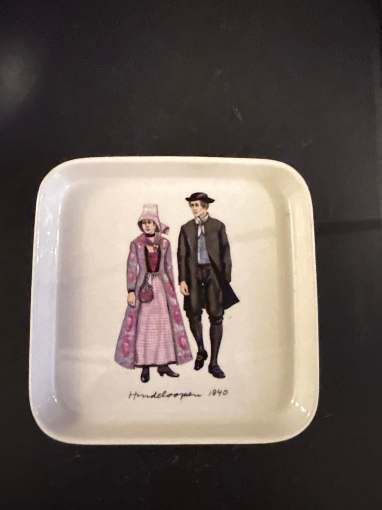 Villeroy & Boch gebaksbordje Hindeloopen 1840 Burgherdragt, Ophalen of Verzenden